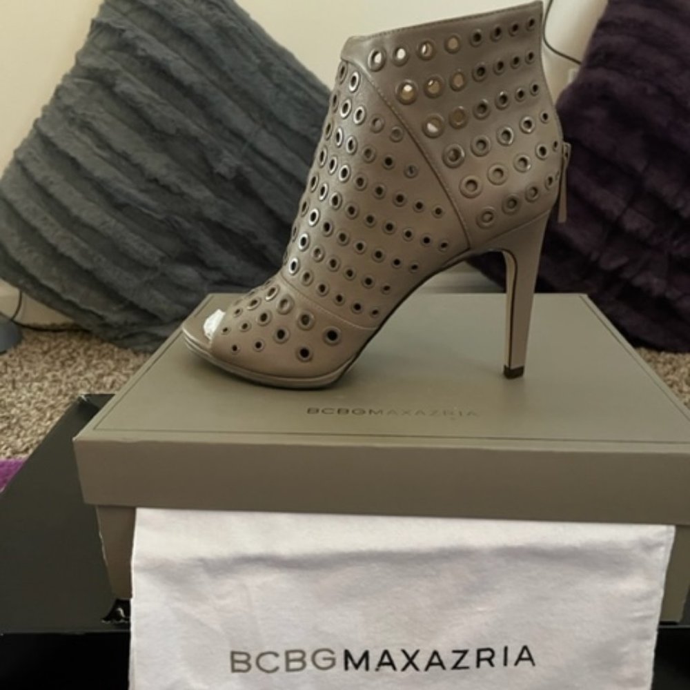 BCBG SHOE